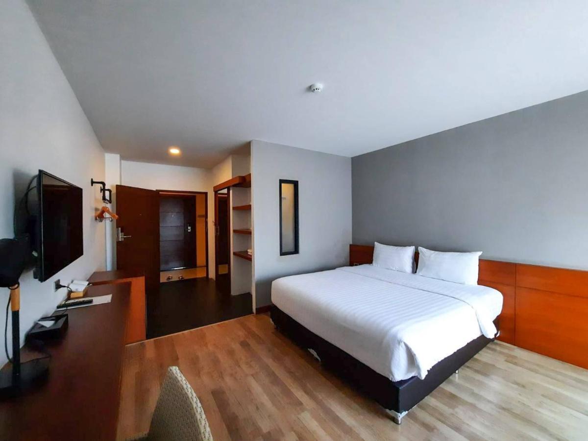 Comet Hotel Surat Thani Exterior photo
