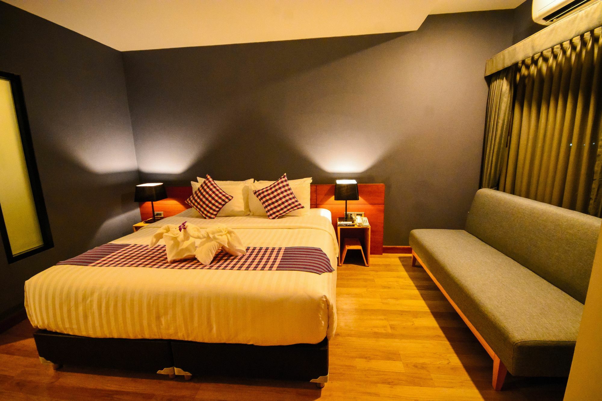 Comet Hotel Surat Thani Exterior photo